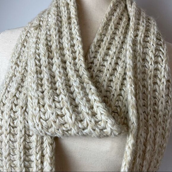 Handmade Beige Loose Knit Fringe Scarf – Cozy, Soft, Chunky Winter Accessory - Picture 5 of 7